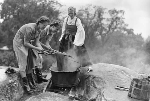 ARCHIVE STOCKHOLM 19410814. A plant dyeing course has started at Skansen and at Älvrosberget the work takes place completely in the open. Stockholm Sweden sp_sw x5600x *** ARCHIVE STOCKHOLM 19410814 A plant dyeing course has started at Skansen and at Älvrosberget the work takes place completely in the open Stockholm Sweden sp sw x5600x  Copyright: xABxTextx&xBilder SVTx PLANT DYEING COURSE