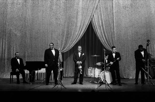 Louis Armstrong - Tournee durch die DDR Der amerikanische Jazzmusiker Louis Armstrong (Mitte) bei seinem Konzert in Ost-Berlin, DDR 1965. Ost-Berlin Berlin Deutsche Demokratische Republik Copyright: TassiloxLeher LEH_91010000343 Nur redaktionelle Nutzung. Editorial usage only. EDITORIAL USE ONLY