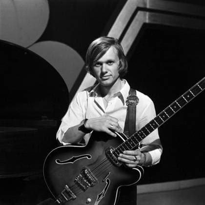 Jiri Korn und Olympic (DDR-Auftritt) Der tschechische Schauspieler, Stepptänzer und Sänger Jiri Korn (JiÅ™i Korn) mit seiner Gitarre am Rande des Auftritts mit seiner Band Olympic , bei der er von 1971-72 Mitglied war, in Potsdam, DDR frühe 1970er Jahre. Potsdam Deutschland (DDR) Copyright: TassiloxLeher LEH_91020000120 Nur redaktionelle Nutzung Editorial usage only EDITORIAL USE ONLY