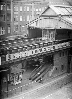 Tassilo Lehers Wohnung Der Blick aus dem Fenster der Altbau-Wohnung von Fotograf Tassilo Leher und seiner Familie in der Dimitroffstraße (heute Danziger Straße) im Ost-Berliner Pankow, DDR 1970er Jahre. Ost-Berlin Dimitroffstr. 2 (Danziger Str. 2 Deutschland (DDR) Copyright: TassiloxLeher LEH_91020000185 Nur redaktionelle Nutzung Editorial usage only EDITORIAL USE ONLY