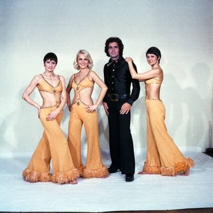 Michael Hansen & die Nancies Der deutsche Schlagersänger, Komponist und Produzent Michael Hansen (bürgerl. Klaus Schibilsky) mit Fernsehballetttänzerinnen Regina, Karin und Susanne (letztere Hansens spätere Ehefrau), zusammen bekannt als Michael Hansen & die Nancies, bei einem Fotoshooting im Fotostudio von Tassilo Leher in Ost-Berlin, DDR frühe 1970er Jahre. Ost-Berlin Deutschland (DDR) Copyright: TassiloxLeher LEH_91020000278 Nur redaktionelle Nutzung Editorial usage only EDITORIAL USE ONLY
