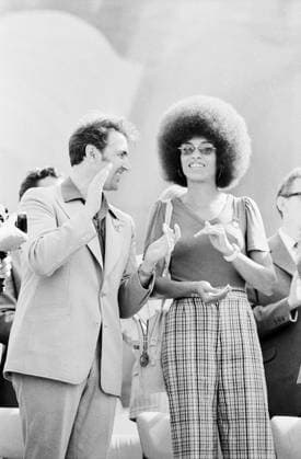 Angela Davis (DDR-Besuch) Die US-amerikanische Bürgerrechtlerin, Black Power-Symbolfigur, Philosophin, Humanwissenschaftlerin und Schriftstellerin, zu diesem Zeitpunkt Führungsperson der Kommunistischen Partei der USA (CPUSA) Angela Davis zu Besuch bei den X. Weltfestspielen der Jugend und Studenten in Ost-Berlin; links neben ihr Günther Jahn, 1. Sekretär des Zentralrats der Freien Deutschen Jugend (FDJ), DDR 1973. Ost-Berlin Deutschland (DDR) Copyright: TassiloxLeher LEH_91020000283 Nur redaktionelle Nutzung Editorial usage only EDITORIAL USE ONLY