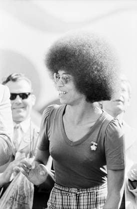 Angela Davis (DDR-Besuch) Die US-amerikanische Bürgerrechtlerin, Black Power-Symbolfigur, Philosophin, Humanwissenschaftlerin und Schriftstellerin, zu diesem Zeitpunkt Führungsperson der Kommunistischen Partei der USA (CPUSA) Angela Davis auf der Ehrentribüne der X. Weltfestspielen der Jugend und Studenten in Ost-Berlin, DDR 1973. Ost-Berlin Deutschland (DDR) Copyright: TassiloxLeher LEH_91020000285 Nur redaktionelle Nutzung Editorial usage only EDITORIAL USE ONLY