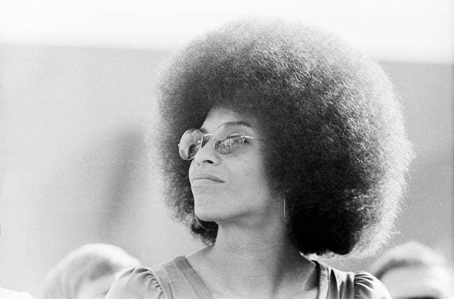 Angela Davis (DDR-Besuch) Die US-amerikanische Bürgerrechtlerin, Black Power-Symbolfigur, Philosophin, Humanwissenschaftlerin und Schriftstellerin, zu diesem Zeitpunkt Führungsperson der Kommunistischen Partei der USA (CPUSA) Angela Davis auf der Ehrentribüne der X. Weltfestspielen der Jugend und Studenten in Ost-Berlin, DDR 1973. Ost-Berlin Deutschland (DDR) Copyright: TassiloxLeher LEH_91020000287 Nur redaktionelle Nutzung Editorial usage only EDITORIAL USE ONLY