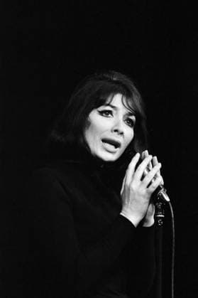 Juliette Greco GrÃ co (DDR-Tournee) Die französische Sängerin und Schauspielerin Juliette Greco GrÃ co auf der Bühne bei ihrem Auftritt im alten Friedrichstadt-Palast, Ost-Berlin. Dieses Konzert war das letzte auf ihrer sieben-Städte-Tournee durch Ostdeutschland, DDR 1968. Ost-Berlin Friedrichstadt-Palast Deutschland (DDR) Copyright: TassiloxLeher LEH_91020000318 Nur redaktionelle Nutzung Editorial usage only EDITORIAL USE ONLY