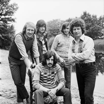 Puhdys Die deutsche Rockband Puhdys bei einem Fotoshooting an einem Fluss irgendwo in Ostdeutschland, DDR 1973. Deutschland (DDR) Copyright: TassiloxLeher LEH_91020000334 Nur redaktionelle Nutzung Editorial usage only EDITORIAL USE ONLY
