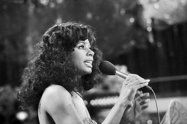 Claudja Barry (DDR-Auftritt) Die jamaikanisch-kanadische Disco-Sängerin Claudja Barry auf der Bühne bei ihrem Auftritt in der Show Ein Kessel Buntes im Ost-Berliner Friedrichstadt-Palast (?), DDR 1976 (?). Hinweis: Auf derselben Filmrolle ist auch Ireen Sheer zu sehen - allerdings lassen sich diese beiden Auftritte am gleichen Abend zeitlich nicht rekonstruieren. Ost-Berlin Friedrichstadt-Palast Deutschland (DDR) Copyright: TassiloxLeher LEH_91020000337 Nur redaktionelle Nutzung Editorial usage only EDITORIAL USE ONLY
