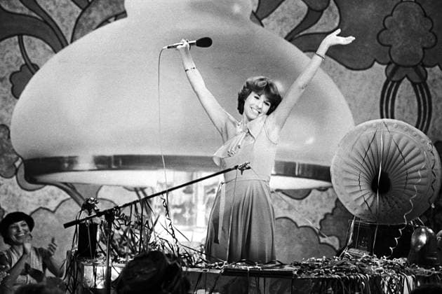 Ireen Sheer (DDR-Auftritt) Die deutsch-englische Sängerin Ireen Sheer auf der Bühne bei ihrem Auftritt in der Show Ein Kessel Buntes im Ost-Berliner Friedrichstadt-Palast (?), DDR 1974 (?). Hinweis: Auf derselben Filmrolle ist auch Claudja Barry zu sehen - allerdings lassen sich diese beiden Auftritte am gleichen Abend zeitlich nicht rekonstruieren. Ost-Berlin Friedrichstadt-Palast Deutschland (DDR) Copyright: TassiloxLeher LEH_91020000355 Nur redaktionelle Nutzung Editorial usage only EDITORIAL USE ONLY