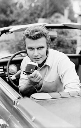Fotograf Tassilo Leher Fotograf Tassilo Leher, der neben internationaler und DDR-Prominenz auch Konsumprodukte fotografierte, posiert hier selbst mit einem Bebo Sher Typ 014 Rasierapparat im einem offenen Cabriolet, DDR 1970. Deutschland (DDR) Copyright: TassiloxLeher LEH_91020000390 Nur redaktionelle Nutzung Editorial usage only EDITORIAL USE ONLY