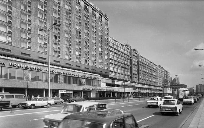Berlin-Mitte zu DDR-Zeiten Die Gebäude an der Karl-Liebknecht-Strasse, an der Nordostseite des Fernsehturms, die zu DDR-Zeiten das Polnische Informations- und Kulturzentrum und das Haus der Ungarischen Kultur beherbergten, fotografiert von DDR-Show-Fotograf Tassilo Leher, DDR 1975. Ost-Berlin Berlin-Mitte Deutschland (DDR) Copyright: TassiloxLeher LEH_91020000491 Nur redaktionelle Nutzung Editorial usage only EDITORIAL USE ONLY
