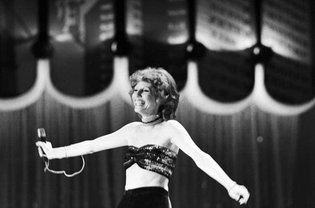Penny McLean (DDR-Auftritt) Die österreichische Sängerin und Esoterik-Autorin auf der Bühne bei ihrem Auftritt in Ein Kessel Buntes im Ost-Berliner Friedrichstadt-Palast, DDR 1976. An diesem Abend trat auch Costa Cordalis auf. Ost-Berlin Friedrichstadt-Palast Deutschland (DDR) Copyright: TassiloxLeher LEH_91020000502 Nur redaktionelle Nutzung Editorial usage only EDITORIAL USE ONLY