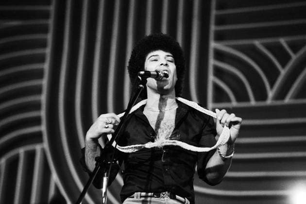 Mungo Jerry (DDR-Auftritt) Der britische Sänger, Songwriter und Gitarrist Ray Dorset, seit 1972 bekannt unter dem Namen der Rock- und Bluesband, bei der er Frontman ist, Mungo Jerry. Hier spielt Mungo Jerry auf der Bühne beim Auftritt in Ein Kessel Buntes im Ost-Berliner Friedrichstadt-Palast, DDR 1985. Ost-Berlin Friedrichstadt-Palast Deutschland (DDR) Copyright: TassiloxLeher LEH_91020000536 Nur redaktionelle Nutzung Editorial usage only EDITORIAL USE ONLY