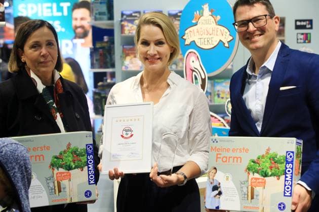 Frankfurter Buchmesse 2024 16.10.2024, Frankfurt Main Frankfurter Buchmesse vom 16. - 20. Oktober 2024 Judith Rakers mit dem Deutschen Spielzeugpreis für das Spiel Meine erste Farm Hessen Germany Copyright: xMatthiasxGränzdörferx