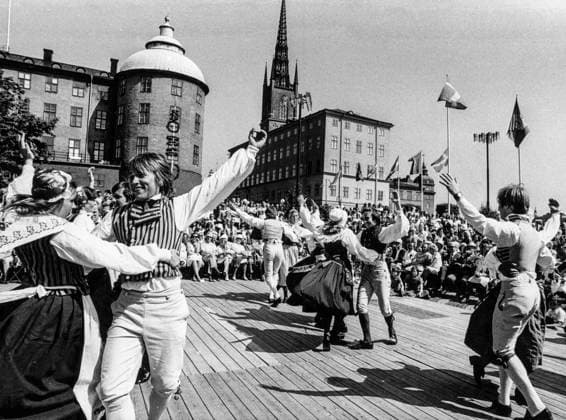 Stockholm 1975-06-21 Midsommar i Stockholm. Folkdanslaget Träskogillet uppvisningsdansar pa Riddarholmen. Stockholm Sverige x43x *** Stockholm 1975 06 21 Midsummer in Stockholm Folkdanslaget Träskogillet exhibition dance on Riddarholmen Stockholm Sweden x43x  Copyright: xStigxAxNilsson DN TTx MIDSOMMAR STOCKHOLM