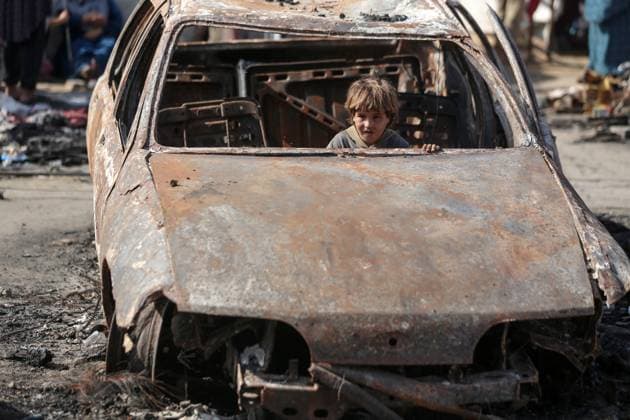 Bilder des Jahres 2024, News 10 Oktober News Themen der Woche KW42 News Bilder des Tages Nahostkonflikt, Gaza, Eindrücke aus Deir al Balah Aftermath of Israeli Airstrike in Gaza, Palestine A displaced Palestinian boy looks out from a destroyed car due to an Israeli airstrike on the tents of the displaced inside the Al-Aqsa Martyrs Hospital, amid the Israel-Hamas conflict, in Deir Al-Balah, Gaza Strip, on October 16, 2024. Gaza Palestine  Copyright: xMajdixFathix originalFilename: fathi-notitle241015_npEVa.jpg