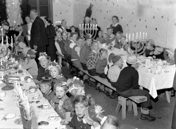 GÖTEBORG 1938-01-10. En julfest en bit in i januari - barn sitter vid bord och far äta tarta. *** Local Caption *** GT Lada 1938-januari-01 GÖTEBORG SVERIGE x2524x *** GOTHENBURG 1938 01 10 A Christmas party in January children sit at a table and eat tarta Local Caption GT Lada 1938 January 01 GOTHENBURG SWEDEN x2524x  Copyright: xKamerareportage TTx JULFEST