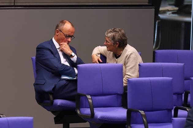 Berlin, Deutschland, 16.10.2024: Deutscher Bundestag: 193. Bundestagssitzung: CDU-Chef Friedrich Merz und Grünen-Fraktionsvorsitzende Britta Haßelmann *** Berlin, Germany, 16 10 2024 German Bundestag 193 Bundestag session CDU leader Friedrich Merz and Greens parliamentary group leader Britta Haßelmann Copyright: xdtsxNachrichtenagenturx dts_48734