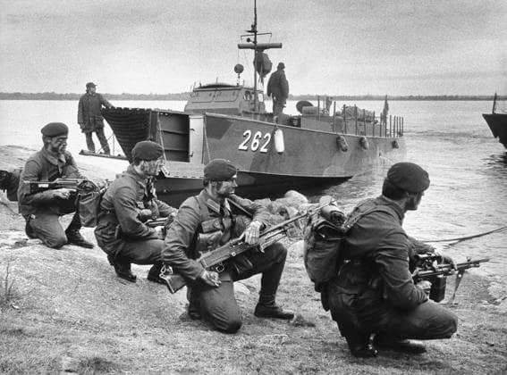 ARCHIVE KARLSKRONA 19811031 200 soldiers from Swedish elite units are deployed in the area around the submarine, U 137, the Soviet submarine that ran aground at Torumskär at the entrance to Gasefjärden, in the military protection area outside Karlskrona, Blekinge October 27, 1981 KARLSKRONA SWEDEN x11x  Copyright: xJanxExCarlssonx xTTx U 137 PA GRUND 1981