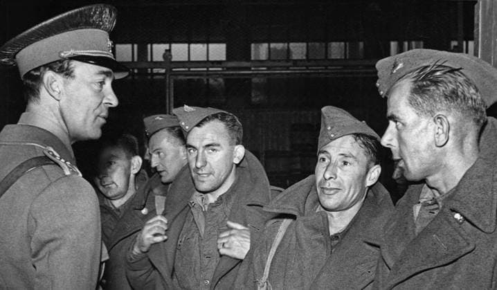 Prince Gustaf Adolf of Sweden, exchange of war prisoners during WWII Utväxling av krigsfangar, i Göteborg, under Andra världskriget. T.vä. Gustaf Adolf, prins Sverige, som pratar med nagra allierade soldater, före bordningen av ett brittiskt lasarettsfartyg. Krigsfangeutväxling. Uniform. Okänt fotodatum. Odaterad bild fran 1944. 1944-01-01 (c) Aftonbladet IBL Bildbyra * * * EXPRESSEN OUT * * * AFTONBLADET 5600 Stockholm Sverige kungahus Sverige x2512x *** Prince Gustaf Adolf of Sweden, exchange of war prisoners during WWII Exchange of prisoners of war, in Gothenburg, during World War II T vä Gustaf Adolf, Prince Sweden, talking to some Allied soldiers, before the boarding of a British hospital ship Prisoner of  Copyright: xAftonbladet TTx Prince Gustaf Adolf retrospective