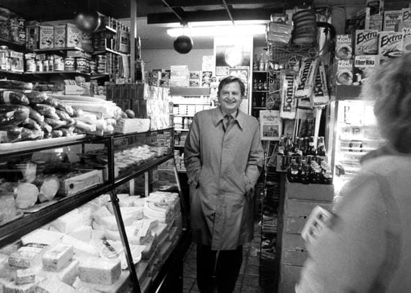 STOCKHOLM 1984-11-01 Berglunds livs ligger kvar pa samma ställe pa Rörstrandsgatan sedan 1946. Statsminister Olof Palme (S) handlade här. STOCKHOLM SVERIGE PER x37x *** STOCKHOLM 1984 11 01 Berglunds life is still in the same place on Rörstrandsgatan since 1946 Prime Minister Olof Palme S shopped here STOCKHOLM SWEDEN PER x37x  Copyright: xAkexMalmström DN TTx I OLOF PALMES FOTSPAR