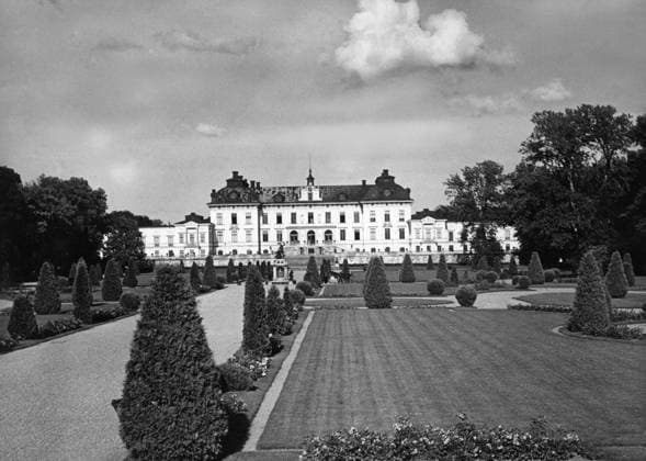 ARCHIVE STOCKHOLM around 1930 Drottningholm s royal palace with the garden in the foreground sp sw x5600x  Copyright: xx DROTTNINGHOLM CASTLE