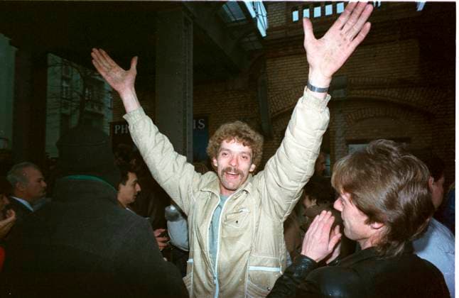 BERLIN 19891113 - Berlinmurens fall. En ny gränsövergang vid Wollankstrasse har just öppnat. Lyckliga östtyskar kommer för första gangen till Västberlin. BERLIN TYSKLAND x31120x *** BERLIN 19891113 The fall of the Berlin Wall A new border crossing at Wollankstrasse has just opened Happy East Germans come to West Berlin for the first time BERLIN GERMANY x31120x  Copyright: xMartinxCejiexHegardtx xTTx BERLINMURENS FALL