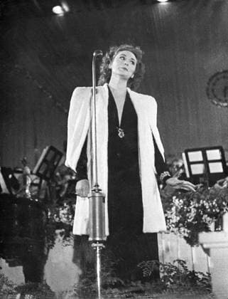 GERMANY 1940s. Orig. caption... ZARAH LEANDER SANG IM 50. WEHRMACHTSWUNSCHKONZERT. Unter den vielen ersten Künstler und Künstlerinnen, die beim 50. Wehrmachtswunschkonzert am Sonntagnachmittag vor dem Mikrophon standen, befand sich auch Zarah Leander, die Lieder von Theo Mackeben vortrug. Orig. caption... ZARAH LEANDER SINGS AT WISHING CONCERT FOR GERMAN SOLDIERS Among the many first-class talents who appeared at one of the recent radio wishing concerts for German soldiers was Zarah Leander, who favored songs by Theo Mackeben. Note Singer CD124 persons: Zarah Leander sites: SWEDEN* ;GERMANY PhotoDate:1940-12-?? GERMANY sp_sw x5600x *** GERMANY 1940s Orig caption ZARAH LEANDER SINGS AT 50 WEHRMACHTSWUNSCHKONZERT Among the many first clas  Copyright: xXxXxXx ZARAH SINGS IN GERMANY