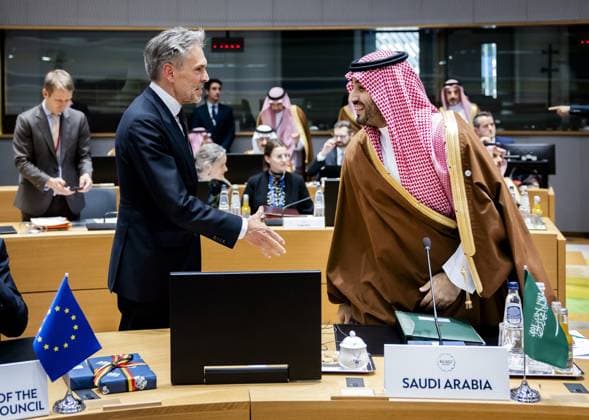 Brüssel, Gipfeltreffen zwischen der EU und dem Golf-Kooperationsrat GCC BRUSSELS - Prime Minister Dick Schoof shakes hands with Mohammed bin Salman, King of Saudi Arabia, during the first summit between the European Union and the Gulf Cooperation Council (GCC). The summit provided an opportunity for the EU to get better acquainted with the GCC and its member states United Arab Emirates, Bahrain, Saudi Arabia, Oman, Qatar and Kuwait. ANP REMKO DE WAAL netherlands out - belgium out  Copyright: xx x511019516x originalFilename: 511019516.jpg