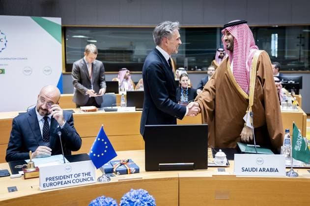 Brüssel, Gipfeltreffen zwischen der EU und dem Golf-Kooperationsrat GCC BRUSSELS - (VLNR) Charles Michel, President European Council, Prime Minister Dick Schoof together with Mohammed bin Salman, King of Saudi Arabia, during the first summit between the European Union and the Gulf Cooperation Council (GCC). The summit provided an opportunity for the EU to get further acquainted with the GCC and its member states United Arab Emirates, Bahrain, Saudi Arabia, Oman, Qatar and Kuwait. ANP REMKO DE WAAL netherlands out - belgium out  Copyright: xx x511020242x originalFilename: 511020242.jpg