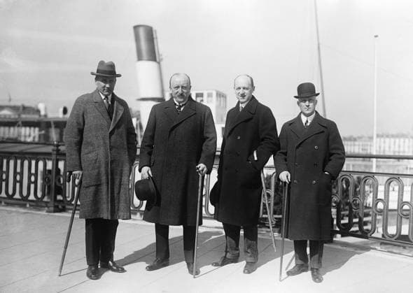 SWITZERLAND GENEVA 1926. Orig. caption... DER EINTRITT DEUTSCHLANDS IN DEN VÖLKERBUND. Die Staatssekretare der deutschen Delegatin auf der Seepromenade in Genf. Von links nach rechts: Geheimrat v. Bülow, Staatssekretär v. Schubert, Ministerial-Director Dr. Gaus, State Secretary Kempner. Geneve Switzerland x5600x *** SWITZERLAND GENEVA 1926 Orig caption THE ENTRY OF GERMANY INTO THE FEDERATION OF THE PEOPLE The State Secretaries of the German delegate on the lake promenade in Geneva From left to right Geheimrat v Bülow, State Secretary v Schubert, Ministerial Director Dr Gaus, State Secretary Kempner Geneva Switzerland x5600x  Copyright: xA-B-C SVTx GERMAN DELEGATION IN GENEVA