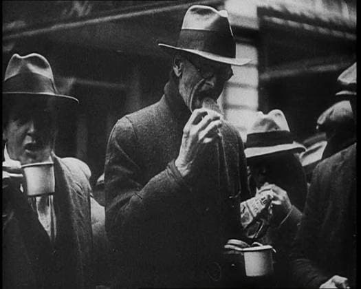 RECORD DATE NOT STATED Three Men in the Foreground Drinking and Eating, 1933. From Time To Remember - The Time Of The Monster, 1933 (Reel 1); documentary film about events of 1933, rise of Roosevelt and Hitler. Copyright:xBritishxPathexLtd HeritagexImagesxBritishxPathexLtdx IMAGO, ! ACHTUNG: AUFNAHMEDATUM GESCHÄTZT!  Copyright:BritishxPathexLtd HeritagexImagesxBritishxPathexLtdx IMAGO