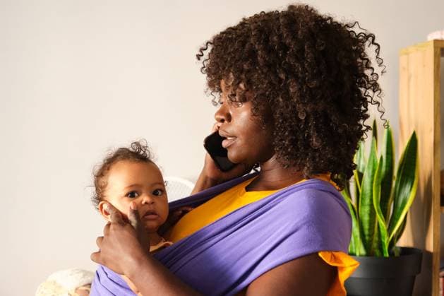 Mother working from home holding baby using sling talking on phone Madrid, Community of Madrid, Spain CR_CRVI240821-1514000-01 ,model released, Symbolfoto