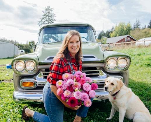Creative Highlights Symbolfotos Smiling woman with a bouquet of flowers sitting by a vintage truck with a dog in the countryside. sape00079 Copyright: xConnectxImagesx ,model released
