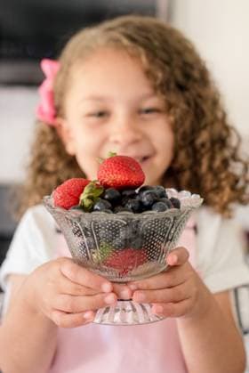 Close up of little girls hands holding a bowl of berries San Francisco, California, United States CR_HOOX240731-1501893-01 ,model released, Symbolfoto ,property released