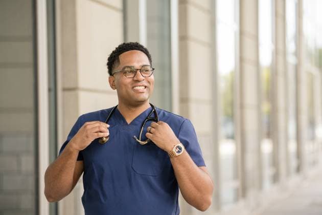 IMAGO Creative, Diversity, Pflege im Krankenhaus Male nurse putting on stethoscope around his neck San Francisco, California, United States CR_HOOX241010-1560003-01 ,model released, Symbolfoto