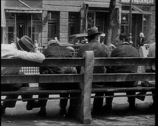 RECORD DATE NOT STATED Unemployed People Sitting On a Bench, 1932. USA. Beneath the pinnacles of wealth ...an army of idle millions. Nearly 1 in 4 of all the working population in search of a job. For these no demands for higher wages, just pleas for any kind of work. But there was no work for the having . From Time To Remember - Around the Corner, 1932 (Reel 2); diary of events in 1932 in the United States of America - Franklin Roosevelt becomes the President. Copyright:xBritishxPathexLtd HeritagexImagesxBritishxPathexLtdx IMAGO, ! ACHTUNG: AUFNAHMEDATUM GESCHÄTZT!  Copyright:BritishxPathexLtd HeritagexImagesxBritishxPathexLtdx IMAGO