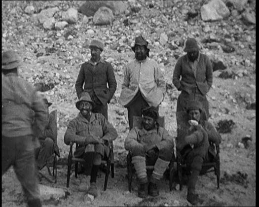 RECORD DATE NOT STATED A Team of Eight Climbers Including Andrew Irvine and George Leigh Mallory Posing at the Foot of Mount Everest, 1924. From Time To Remember - A Trip To Europe, 1924 (Reel 3); a look at political and social life in Europe and beyond during 1924. Copyright:xBritishxPathexLtd HeritagexImagesxBritishxPathexLtdx IMAGO, ! ACHTUNG: AUFNAHMEDATUM GESCHÄTZT!  Copyright:BritishxPathexLtd HeritagexImagesxBritishxPathexLtdx IMAGO