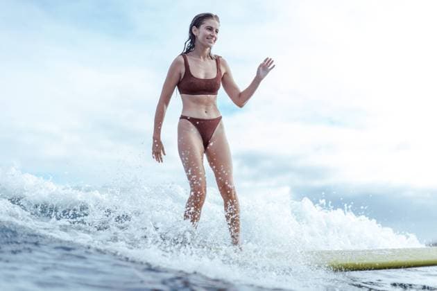 Creative Highlights Symbolfotos Close up of woman surfing a wave United States, Hawaii, maui, Maui CR_WXHJ241015-1560251-01 ,model released, Symbolfoto