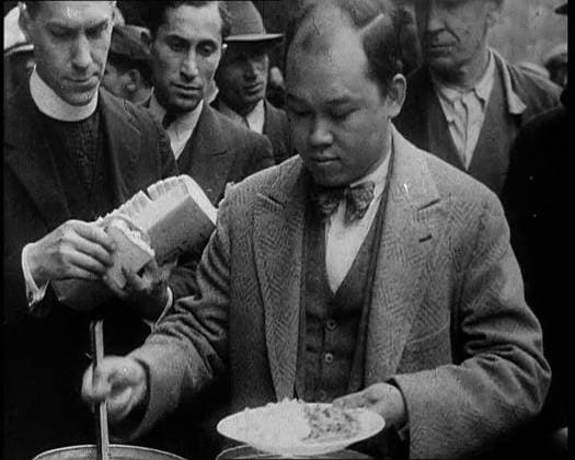 RECORD DATE NOT STATED Man Serving Meals For Group of People from the Street Kitchen, 1932. The United States during the Great Depression. ...always they had to move on. A job, security, a full stomach. You want them bud? Well take this hand-out and get along with you. Move along, bud, through the Depression, better times are just around the corner. From Time To Remember - Around the Corner, 1932 (Reel 1); diary of events in 1932 in the United States of America - Franklin Roosevelt becomes the President. Copyright:xBritishxPathexLtd HeritagexImagesxBritishxPathexLtdx IMAGO, ! ACHTUNG: AUFNAHMEDATUM GESCHÄTZT!  Copyright:BritishxPathexLtd HeritagexImagesxBritishxPathexLtdx IMAGO