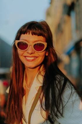 Creative Highlights Symbolfotos Happy smiling woman standing in city on sunny day. Saint Petersburg, Saint Petersburg, Russia CR_YUKI241015-1559132-01 ,model released, Symbolfoto