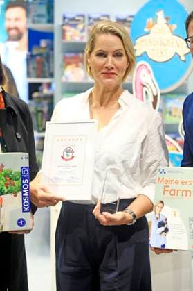 Judith Rakers erhält der Deutschen Spielzeugpreis 2024 in der Kategorie Alles fürs Kinderherz auf der 76. Frankfurter Buchmesse 2024 in der Messe Frankfurt. Frankfurt am Main, 16.10.2024