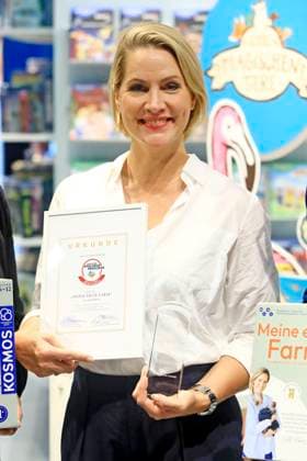 Judith Rakers erhält der Deutschen Spielzeugpreis 2024 in der Kategorie Alles fürs Kinderherz auf der 76. Frankfurter Buchmesse 2024 in der Messe Frankfurt. Frankfurt am Main, 16.10.2024