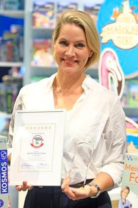 Judith Rakers erhält der Deutschen Spielzeugpreis 2024 in der Kategorie Alles fürs Kinderherz auf der 76. Frankfurter Buchmesse 2024 in der Messe Frankfurt. Frankfurt am Main, 16.10.2024