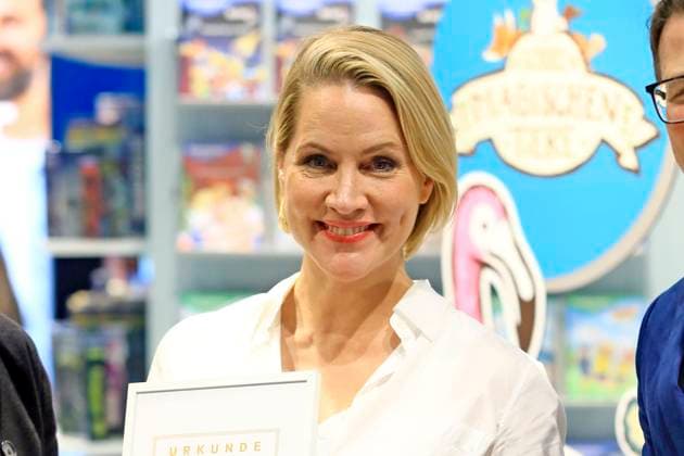 Judith Rakers erhält der Deutschen Spielzeugpreis 2024 in der Kategorie Alles fürs Kinderherz auf der 76. Frankfurter Buchmesse 2024 in der Messe Frankfurt. Frankfurt am Main, 16.10.2024