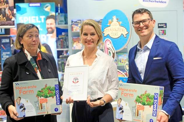 Judith Rakers erhält der Deutschen Spielzeugpreis 2024 in der Kategorie Alles fürs Kinderherz auf der 76. Frankfurter Buchmesse 2024 in der Messe Frankfurt. Frankfurt am Main, 16.10.2024