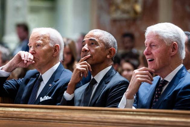Bilder des Jahres 2024, News 10 Oktober News Themen der Woche KW42 News Bilder des Tages President Biden delivers eulogy for Ethel Kennedy in DC US President Joe Biden (L), alongside former presidents Barack Obama (C) and Bill Clinton (R) attend a memorial service for Ethel Kennedy, the widow of Robert F. Kennedy, at the Cathedral of St. Matthew the Apostle in Washington, DC, USA, 16 October 2024. Kennedy died on October 10 at 96 years old. WASHINGTON DC United States  Copyright: xPool ABACAx