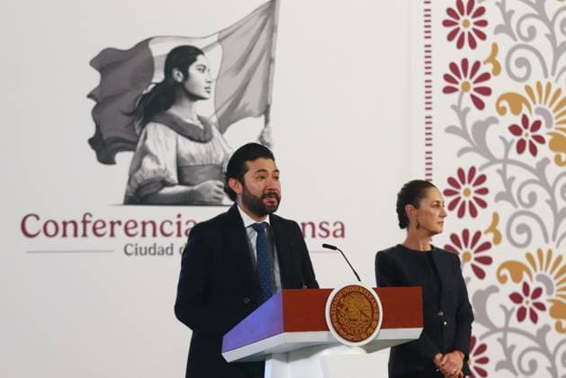 Mexiko, Präsidentin Claudia Sheinbaum Pressekonferenz in Mexiko-Stadt Mexico s President Claudia Sheinbaum Pardo is seen behind while Marath BolaoÂ±os LoÂ³pez, Secretary of Labor and Social Welfare speaking during a briefing conference where signed agreement of the initiative for the draft decree of the Federal Labor Law on digital platforms at National Palace. on October 16, 2024 in Mexico City, Mexico. Mexico City Mexico - ZUMAe321 20241016_zia_e321_018 Copyright: xCarlosxSantiagox