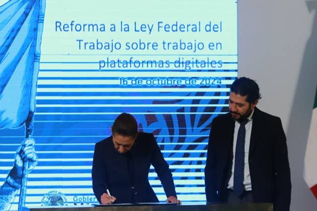Mexiko, Präsidentin Claudia Sheinbaum Pressekonferenz in Mexiko-Stadt Mexico s President Claudia Sheinbaum Pardo and Marath BolaoÂ±os LoÂ³pez, Secretary of Labor and Social Welfare, signed agreement of the initiative for the draft decree of the Federal Labor Law on digital platforms during a briefing conference at National Palace. on October 16, 2024 in Mexico City, Mexico. Mexico City Mexico - ZUMAe321 20241016_zia_e321_009 Copyright: xCarlosxSantiagox