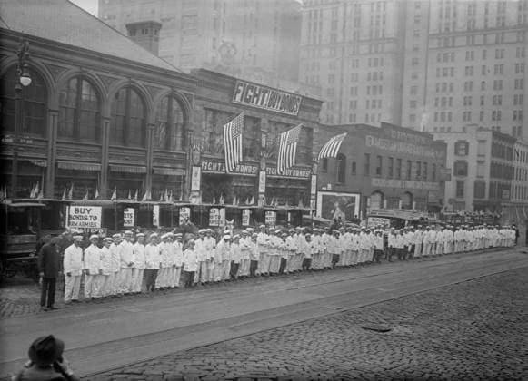 RECORD DATE NOT STATED War Bond Parade, 1917 or 1918. Shows a War Bond parade during World War I at West 38 St and 7th Ave., New York City. Business of Henri Mouquin, wine merchant and restaurateur at left. Copyright:xHeritagexArt HeritagexImagesxBainxNewsxServicex IMAGO, ! ACHTUNG: AUFNAHMEDATUM GESCHÄTZT!  Copyright:HeritagexArt HeritagexImagesxBainxNewsxServicex IMAGO