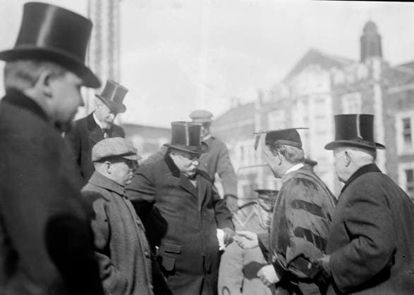RECORD DATE NOT STATED Taft and Dr. Finley, 1912. Shows President William H. Taft and City College president Dr. John H. Finley outside City College, New York City, where a reception was held to honor Dr. Alexis Carrel for his Nobel Prize in medicine. Copyright:xHeritagexArt HeritagexImagesxBainxNewsxServicex IMAGO, ! ACHTUNG: AUFNAHMEDATUM GESCHÄTZT!  Copyright:HeritagexArt HeritagexImagesxBainxNewsxServicex IMAGO
